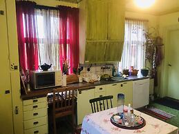 2-bed Apartment Overlooking the River