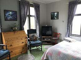 2-bed Apartment Overlooking the River