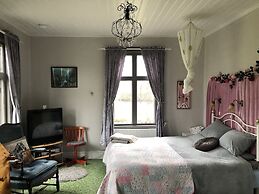 2-bed Apartment Overlooking the River