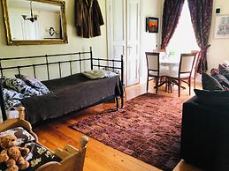 2-bed Apartment Overlooking the River