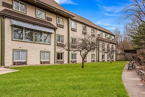 Econo Lodge Whitehall near Michigan's Adventure