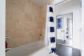 CN Tower Facing, Parking, King Bed