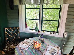 Tranquil Lakeside Cottage Retreat
