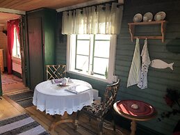 Tranquil Lakeside Cottage Retreat