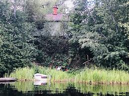 Tranquil Lakeside Cottage Retreat