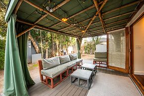 Venice Studio With Outdoor Cabana Studio Bedroom Apts by RedAwning