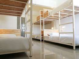 Loyy Hotel - Hostel