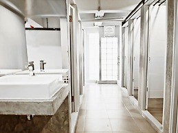Loyy Hotel - Hostel