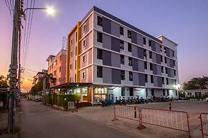 Salinsiri at Lat Krabang