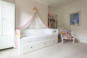 Warwick Gardens II by Onefinestay
