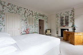 Warwick Gardens II by Onefinestay