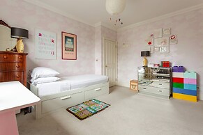 Warwick Gardens II by Onefinestay