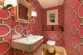 Warwick Gardens II by Onefinestay