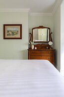 Warwick Gardens II by Onefinestay
