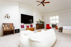 Warwick Gardens II by Onefinestay
