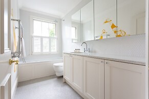 Warwick Gardens II by Onefinestay