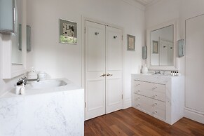 Warwick Gardens II by Onefinestay