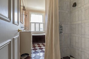 Warwick Gardens II by Onefinestay