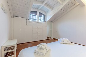 Pratello Elegante e Raffinata Mansarda