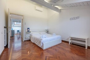 Pratello Elegante e Raffinata Mansarda