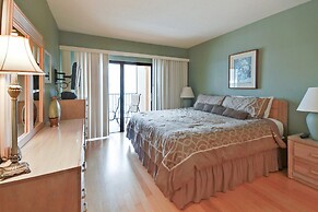 Villa Madeira 502 Bright/updated/beachfront/wood and Tile Floors
