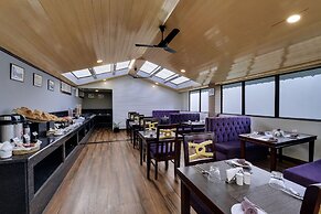 Sumitel Hotel 500 meters from Mall Road
