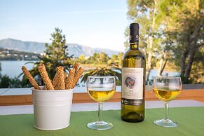 Kontokali Lake House