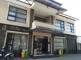 OYO 1740 Tekmira Residence Supratman Syariah