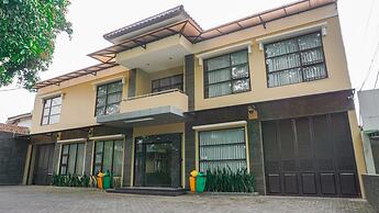 OYO 1740 Tekmira Residence Supratman Syariah