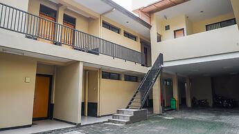 OYO 1740 Tekmira Residence Supratman Syariah