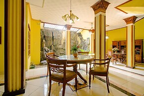 OYO 1770 Hotel Mawar Saron 2