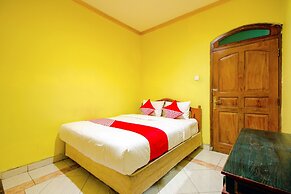 OYO 1770 Hotel Mawar Saron 2