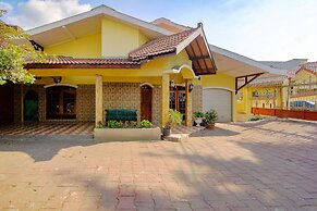 OYO 1770 Hotel Mawar Saron 2