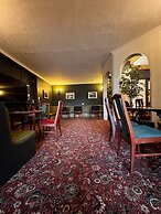 Pinegrove Hotel