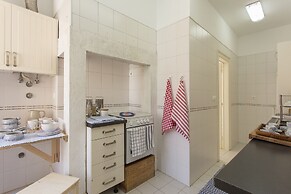 Spacious Alfama Duplex, By TimeCooler