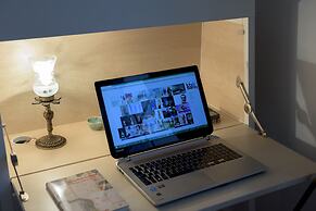 Spacious Bairro Alto Apartment + Courtyard, By TimeCooler