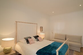 Spacious Bairro Alto Apartment + Courtyard, By TimeCooler