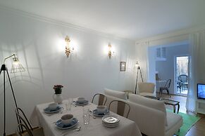 Spacious Bairro Alto Apartment + Courtyard, By TimeCooler