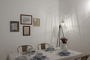 Spacious Bairro Alto Apartment + Courtyard, By TimeCooler