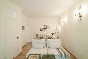 Spacious Bairro Alto Apartment + Courtyard, By TimeCooler