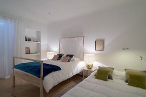 Spacious Bairro Alto Apartment + Courtyard, By TimeCooler