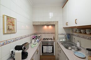 Spacious Bairro Alto Apartment + Courtyard, By TimeCooler