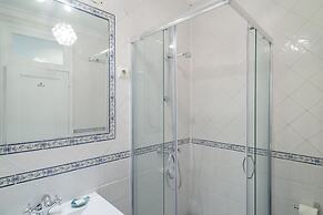 Spacious Bairro Alto Apartment + Courtyard, By TimeCooler