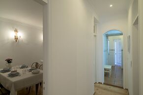 Spacious Bairro Alto Apartment + Courtyard, By TimeCooler