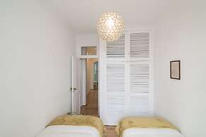 Spacious Bairro Alto Apartment + Courtyard, By TimeCooler