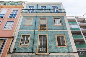 Typical Light Filled Graça Apartment, By TimeCooler