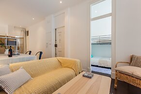 Typical Light Filled Graça Apartment, By TimeCooler