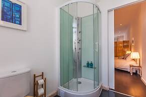 Typical Light Filled Graça Apartment, By TimeCooler