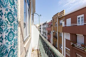 Typical Light Filled Graça Apartment, By TimeCooler