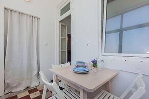 Typical Light Filled Graça Apartment, By TimeCooler